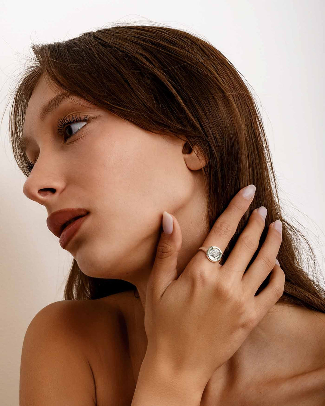 modella indossa anello retro argento