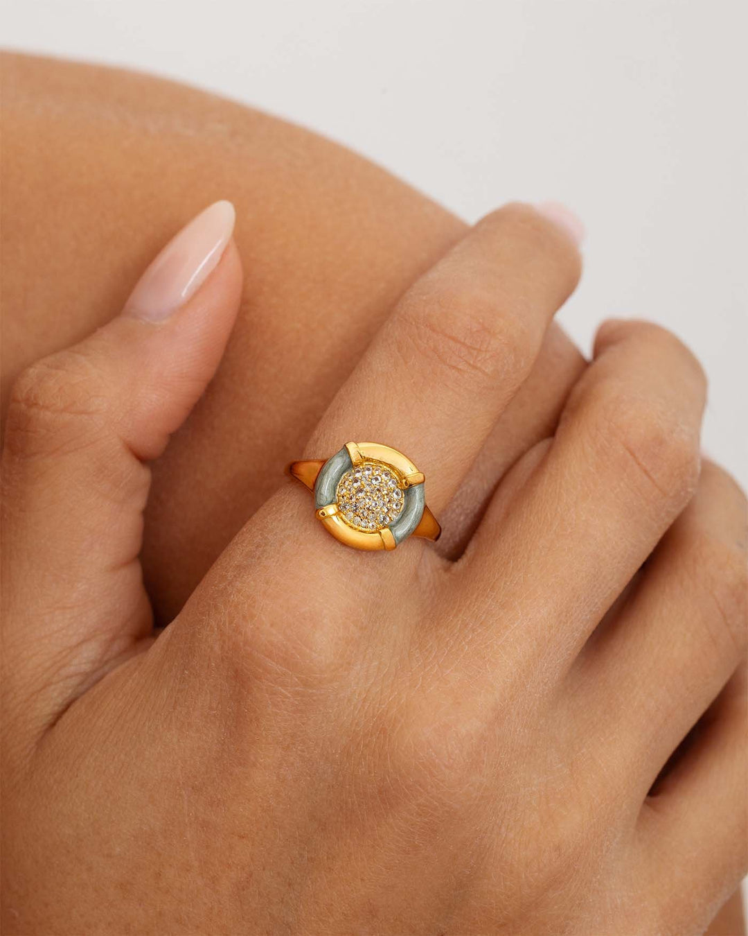 close up indossato anello retro oro