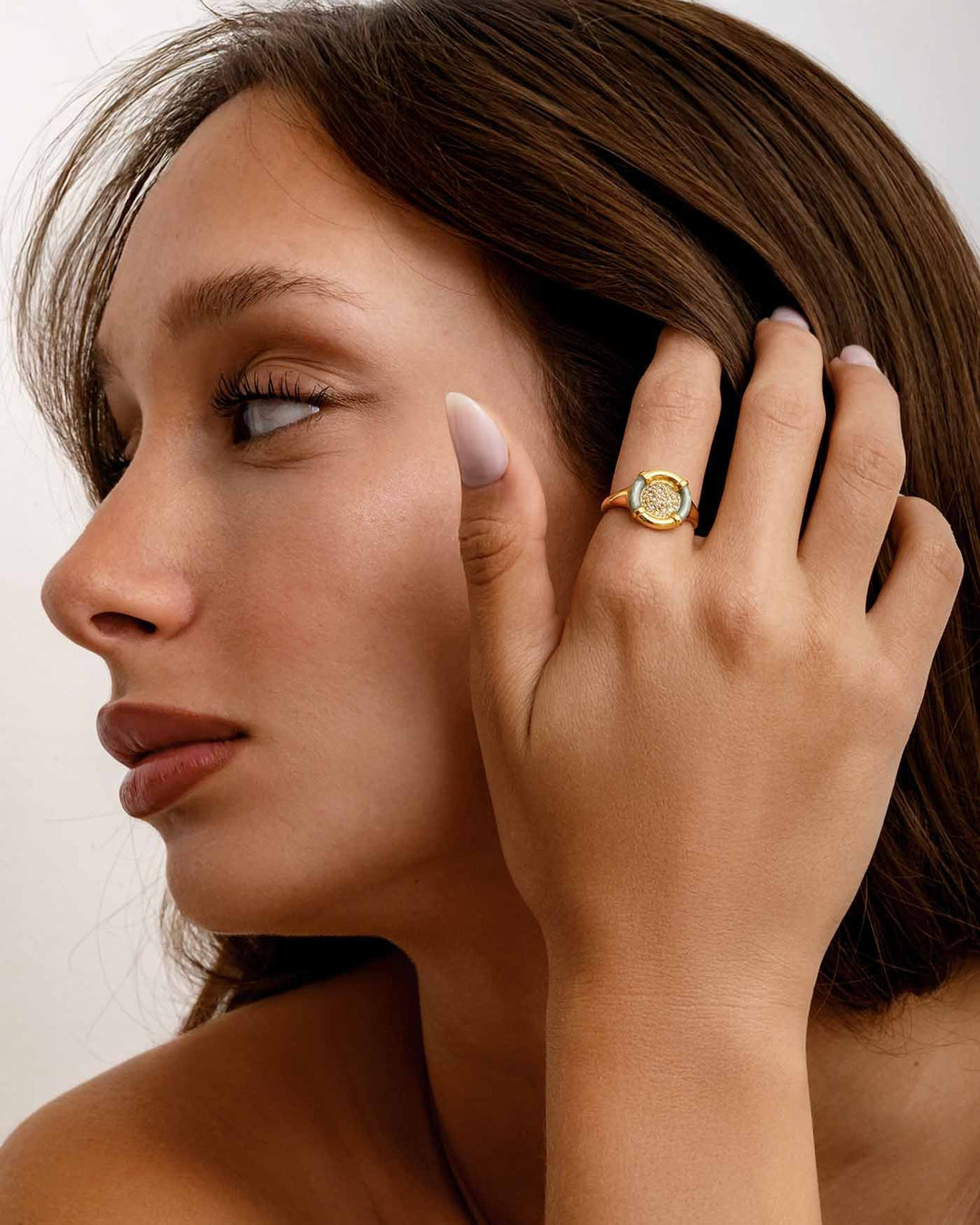 modella indossa anello retro oro