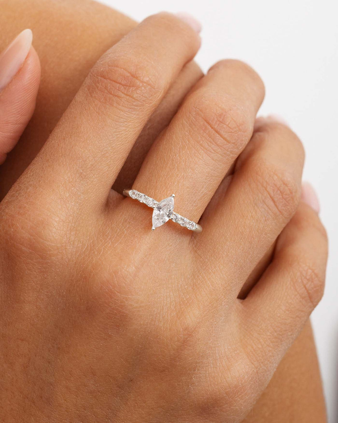 close up indossato anello solitario glimmer