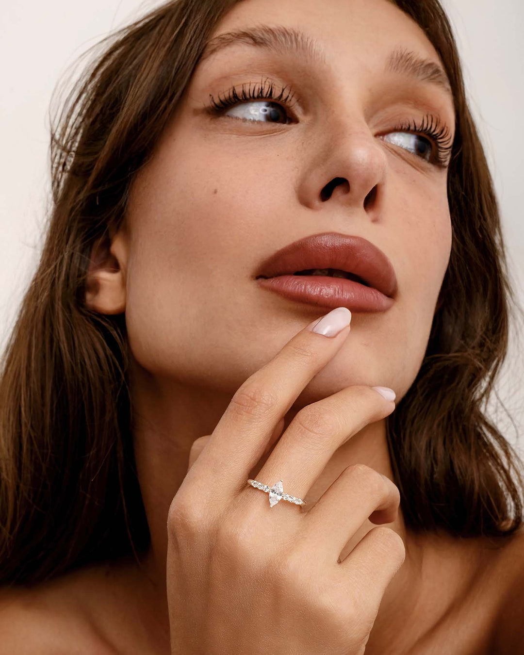 modella indossa anello solitario glimmer argento