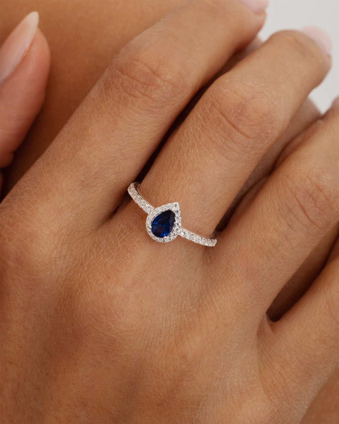 close up indossato anello solitario midnight argento