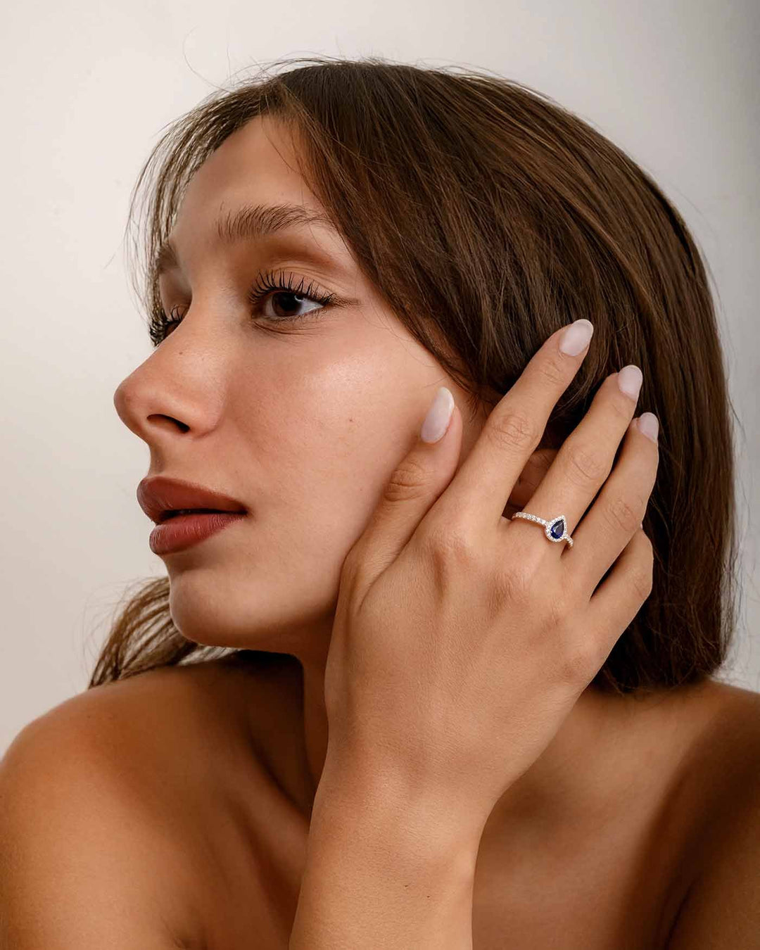 modella indossa anello solitario midnight argento