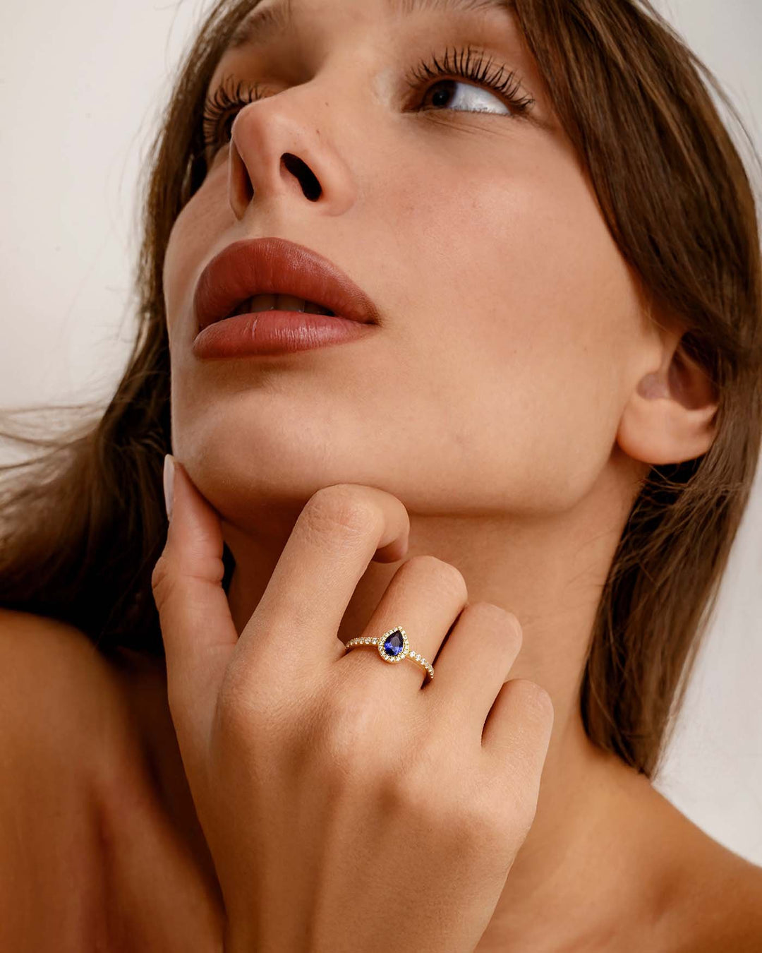 modella indossa anello solitario midnight oro