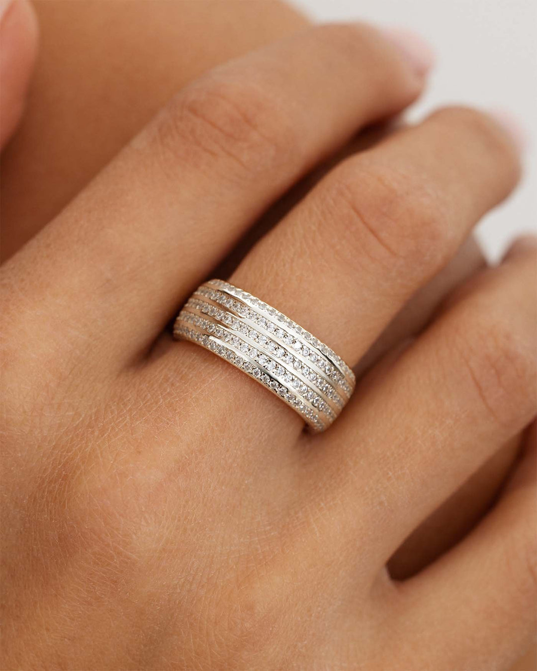 close up indossato anello stripe argento