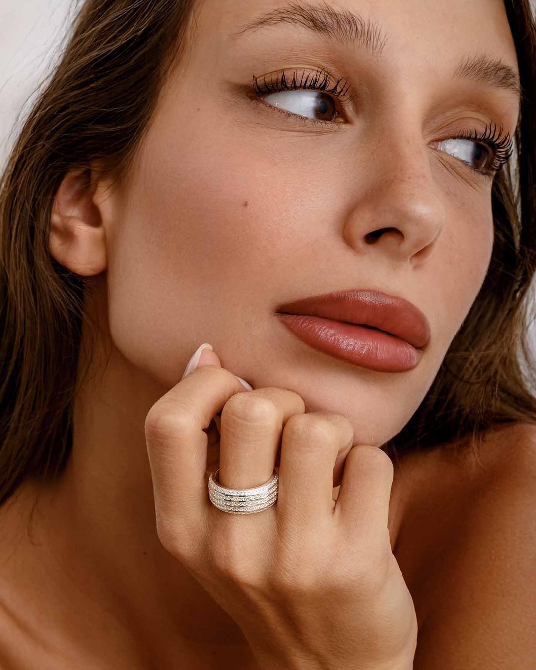 modella indossa anello stripe