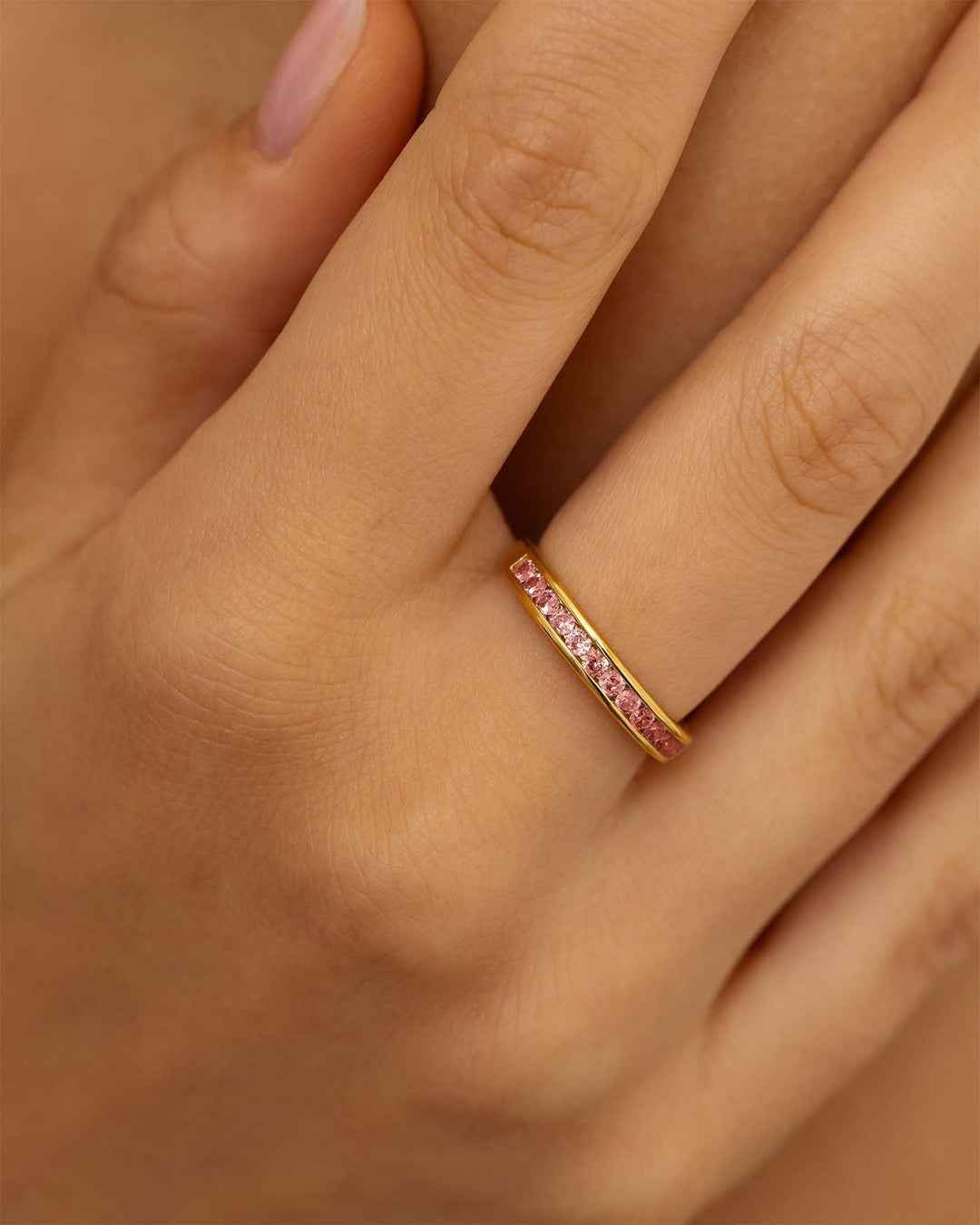 close up dell'anello zirconia rosa placcato oro indossato