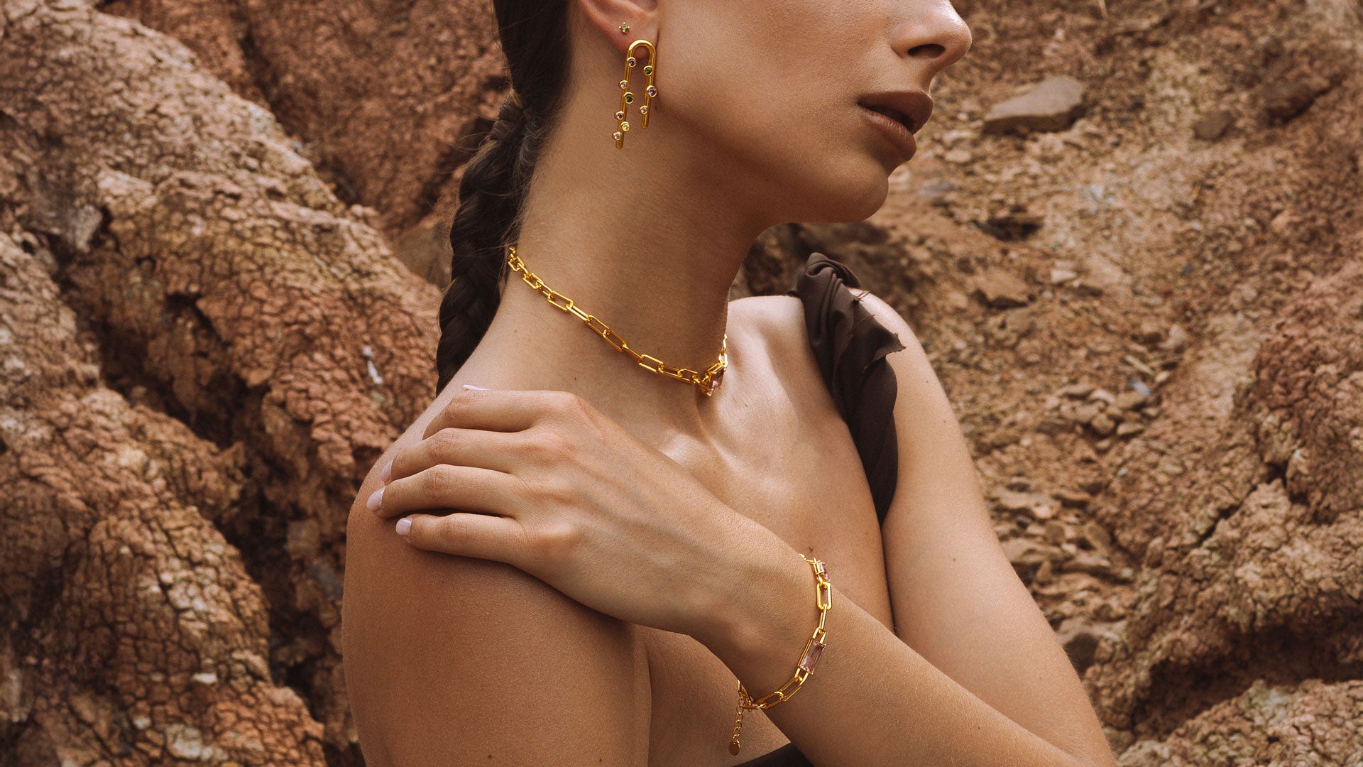 foto con gioielli estivi placcati oro indossati su modella
