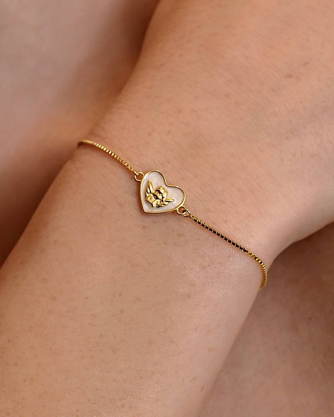 close up indossato bracciale angioletto