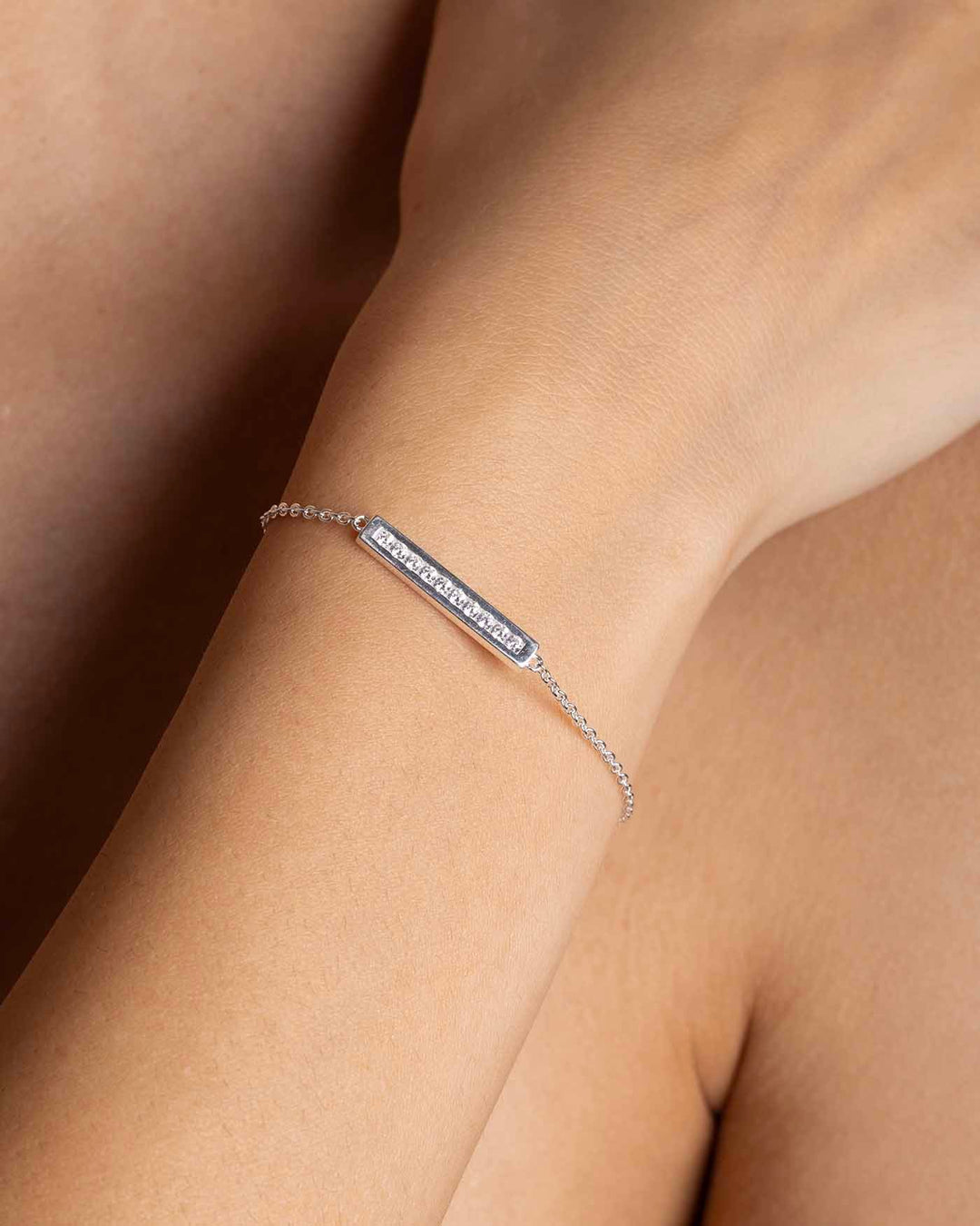 close up del bracciale barret argento indossato