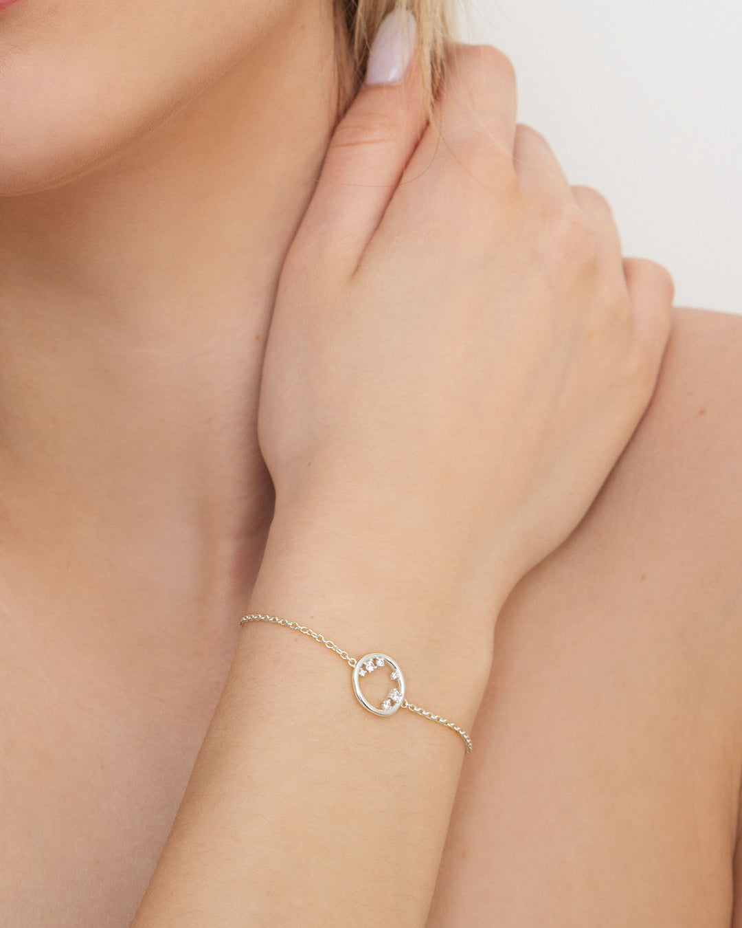 bracciale circle con cerchio vuoto in argento indossato