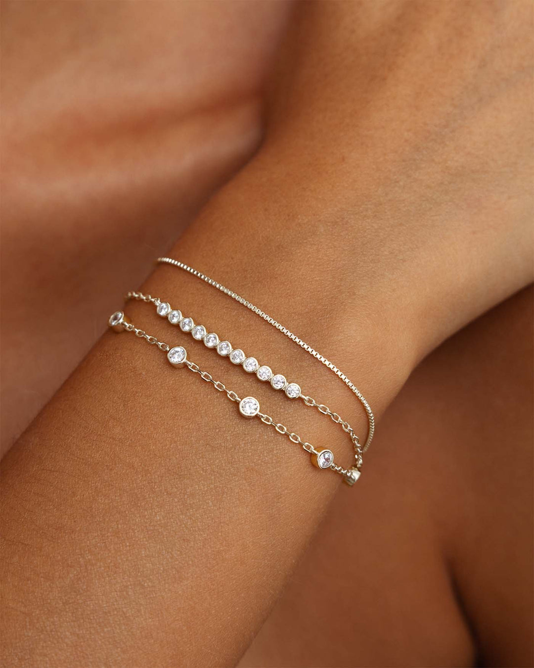 close up del bracciale multifilo dea argento indossato