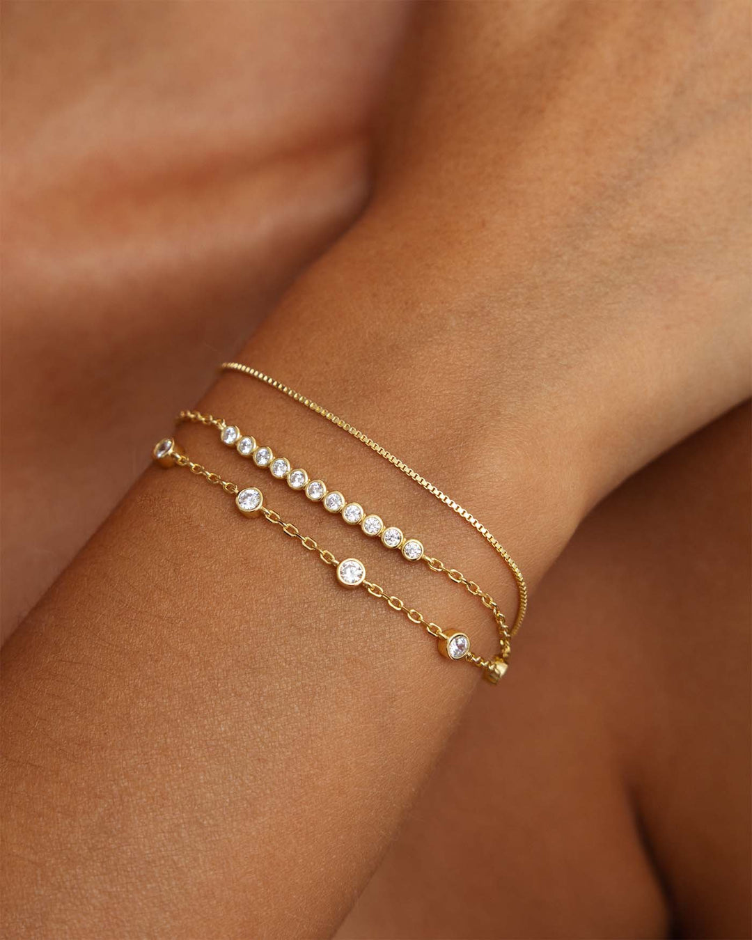 close up del bracciale multifilo dea placcato oro indossato