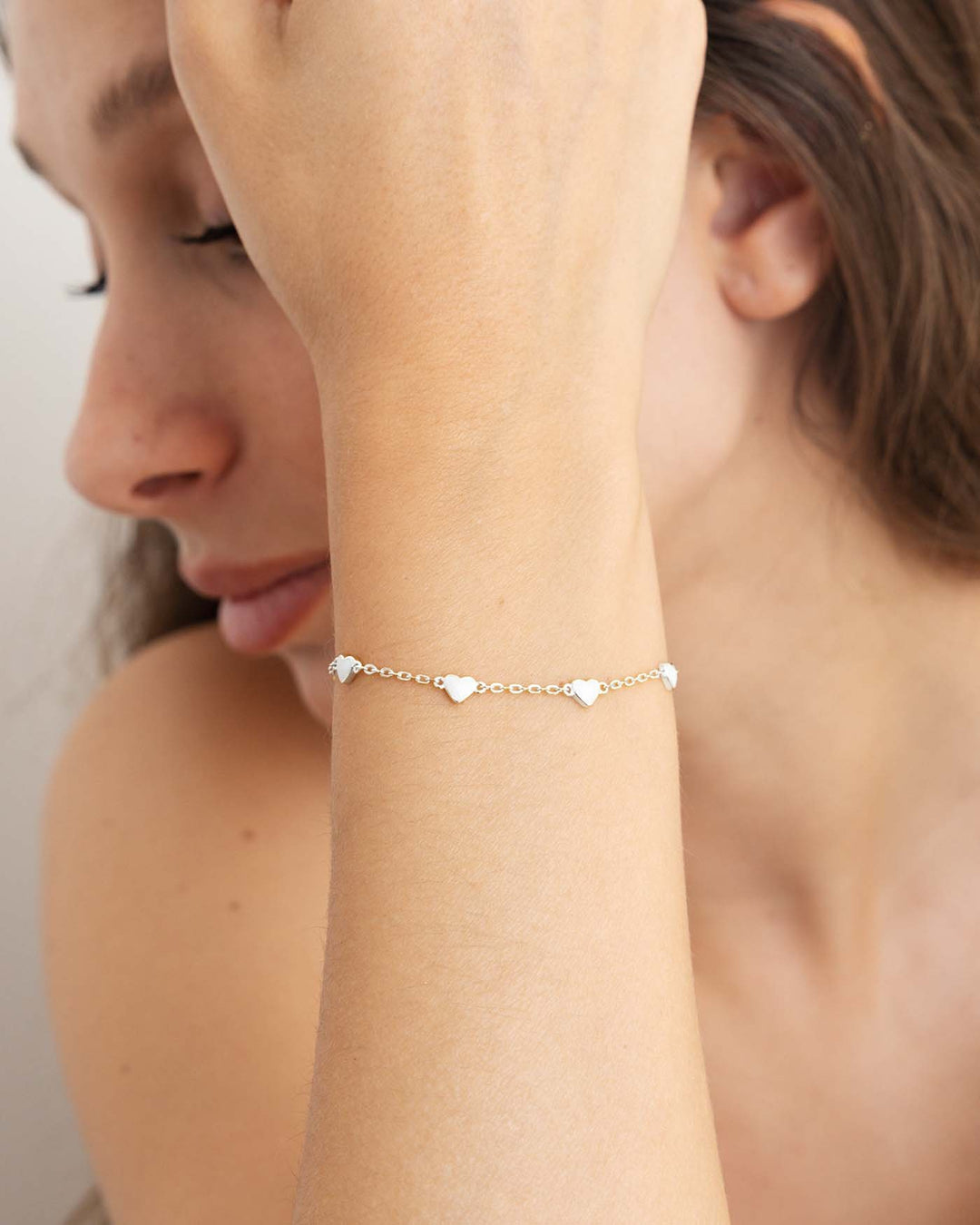 bracciale evermore bianco argento indossato modella