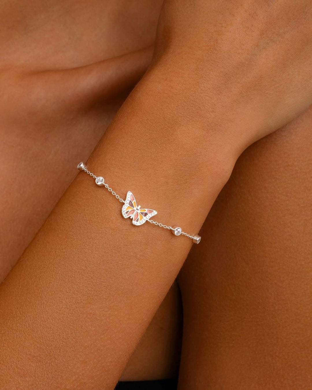 close up del bracciale farfalla argento indossato