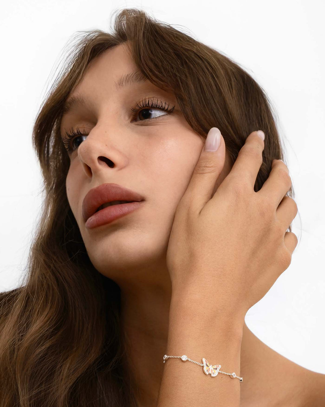 bracciale farfalla argento indossato su modella