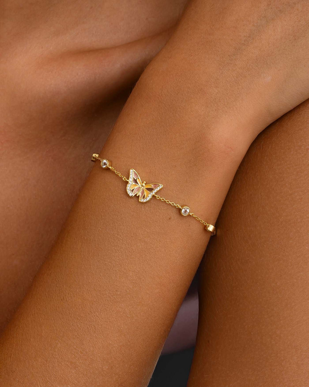 close up del bracciale farfalla placcato oro indossato