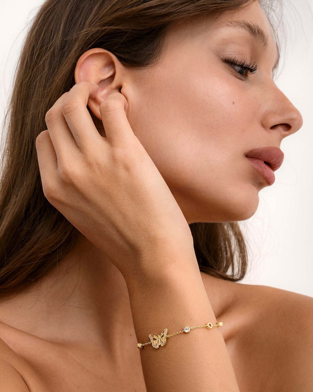 bracciale farfalla placcato oro indossato su modella