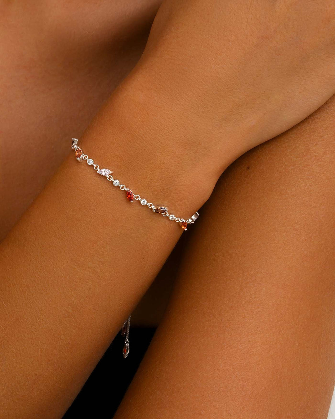 close up del bracciale foliage argento indossato