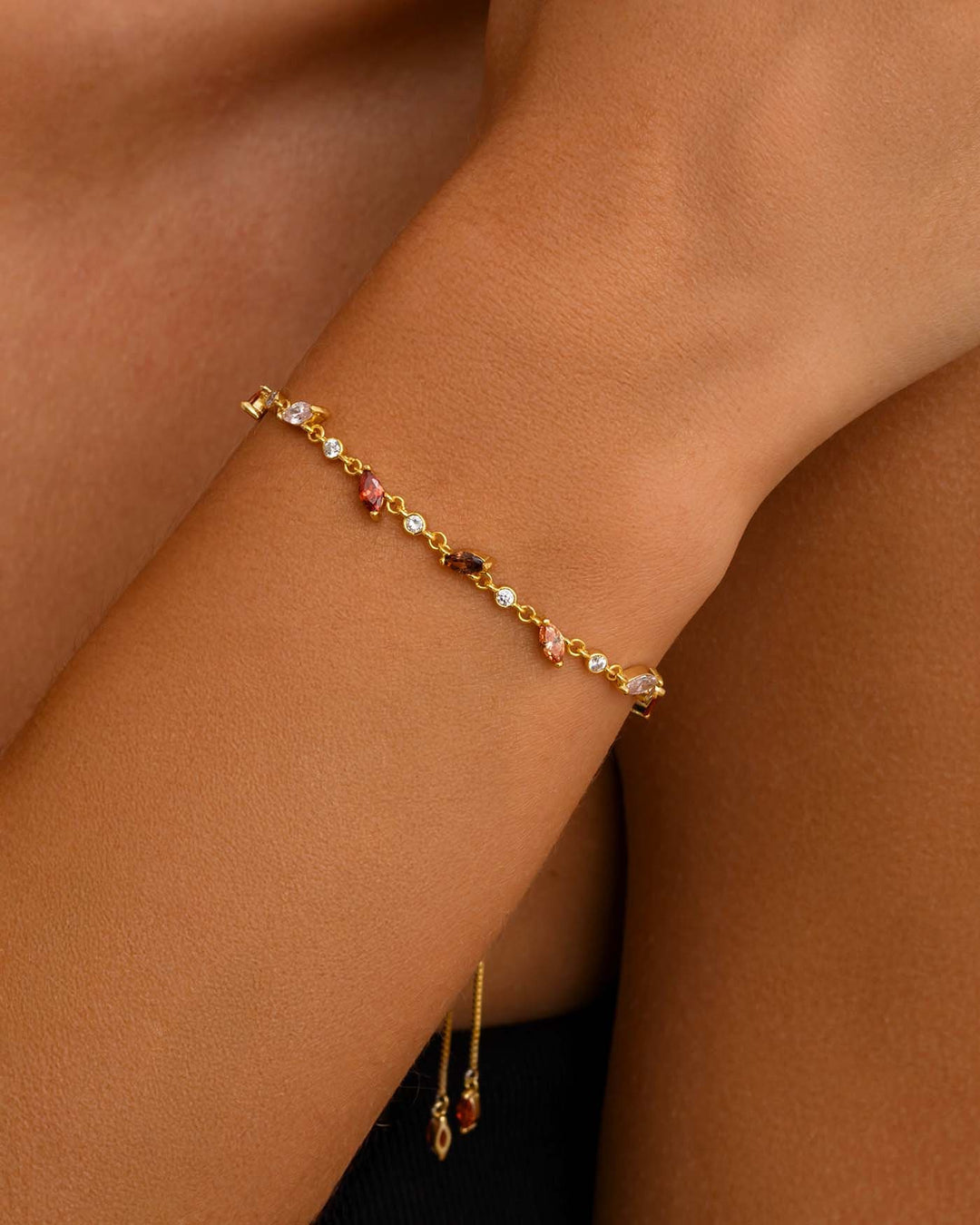 close up del bracciale foliage placcato oro indossato