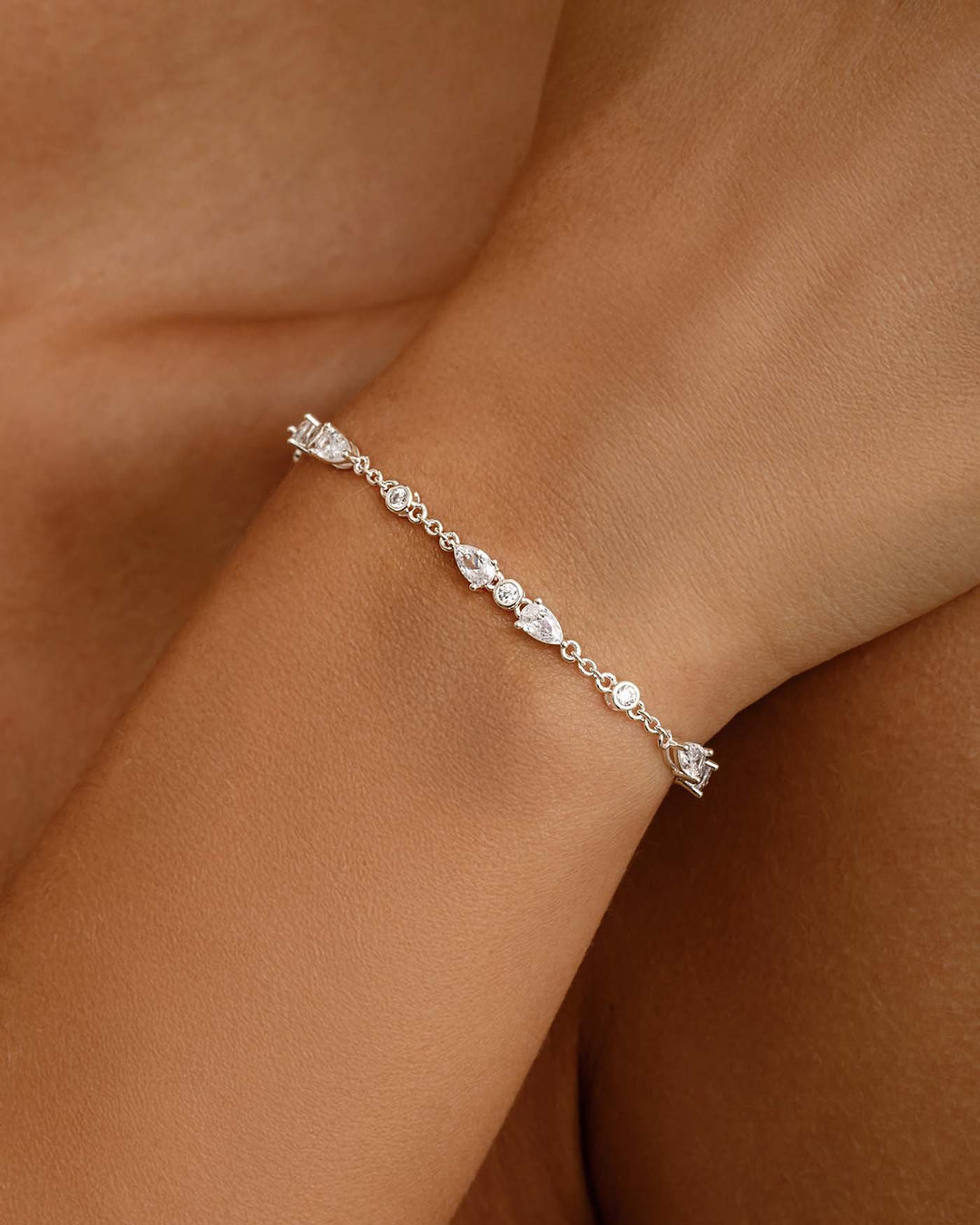 close up indossato bracciale argento con pietre bianche