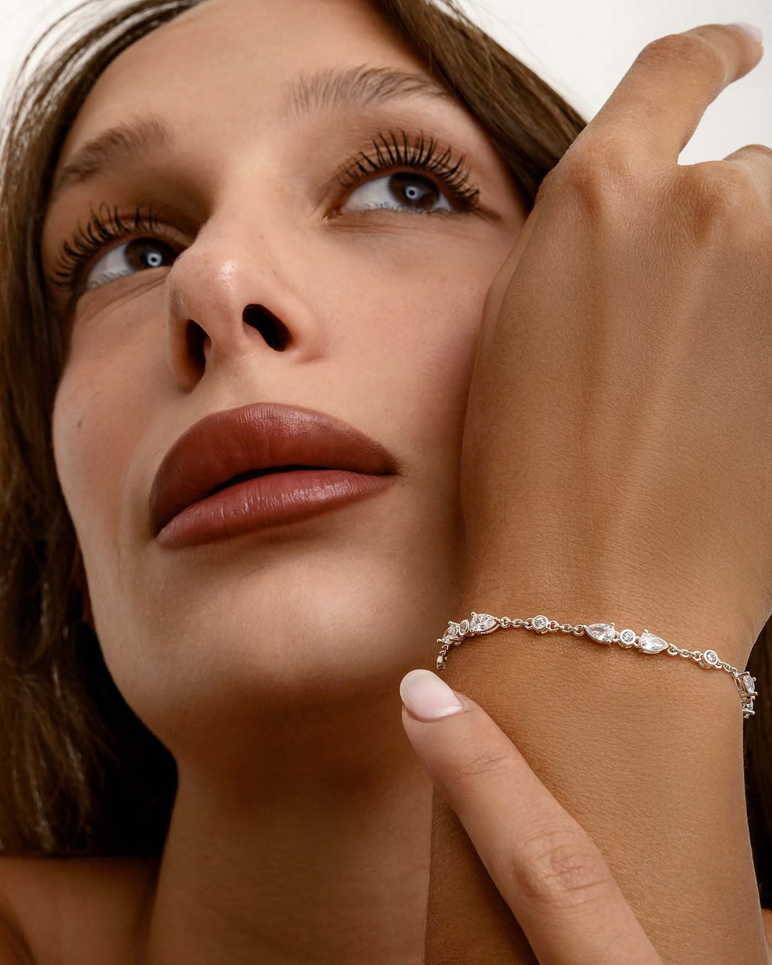 modella indossa bracciale glimmer argento