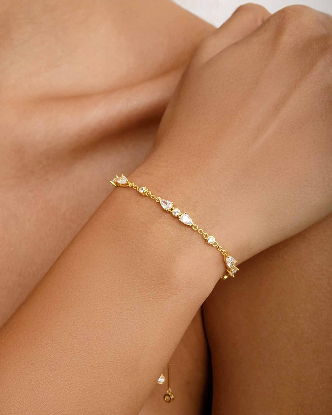 close up indossato bracciale glimmer oro