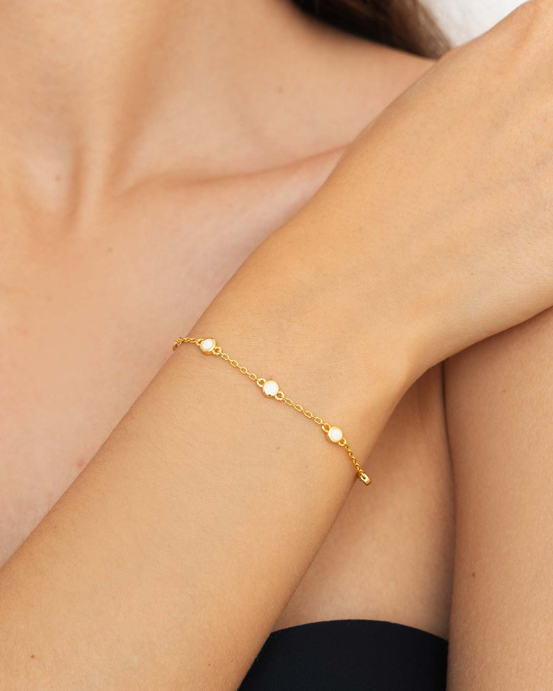close up del bracciale grace placcato oro indossato