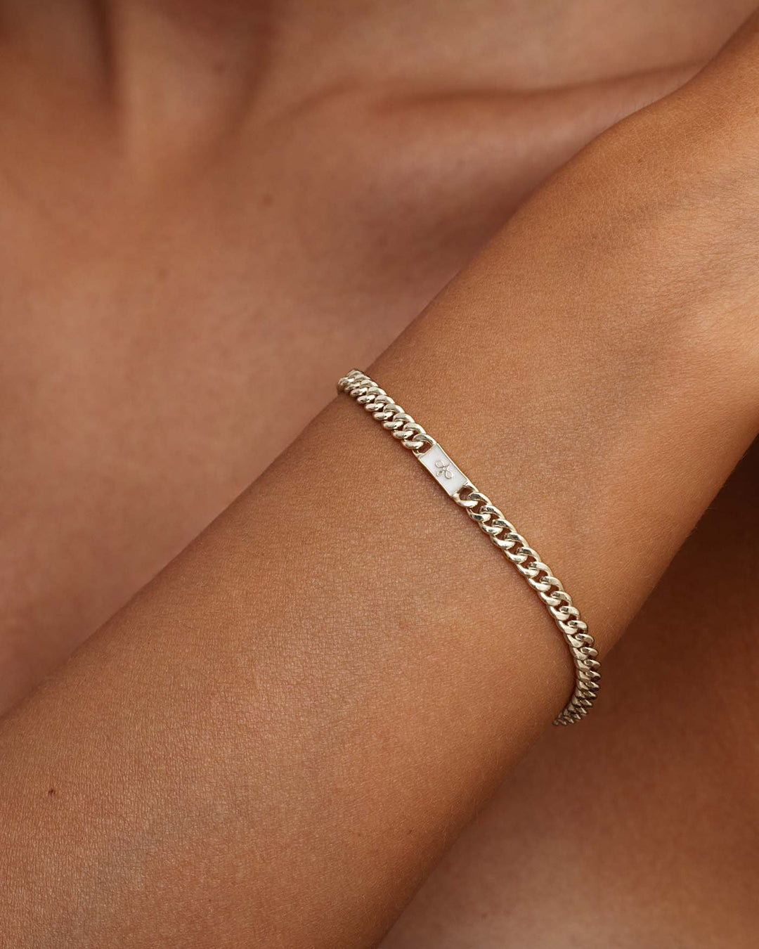 close up del bracciale grumetta argento indossato