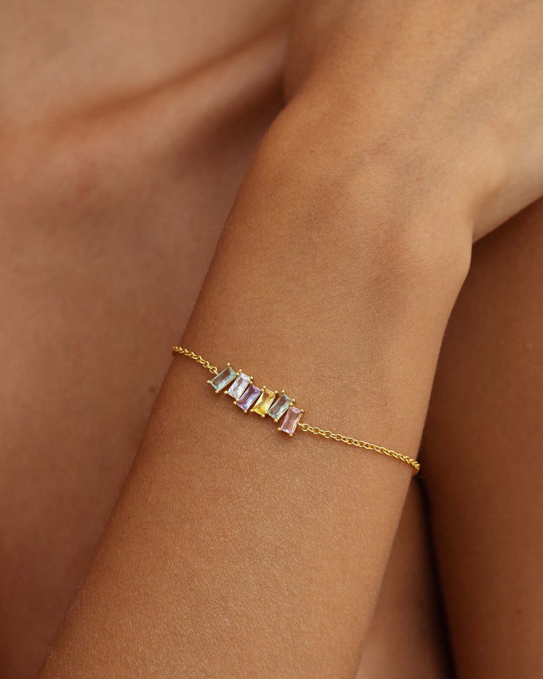 close up indossato bracciale heavenly oro