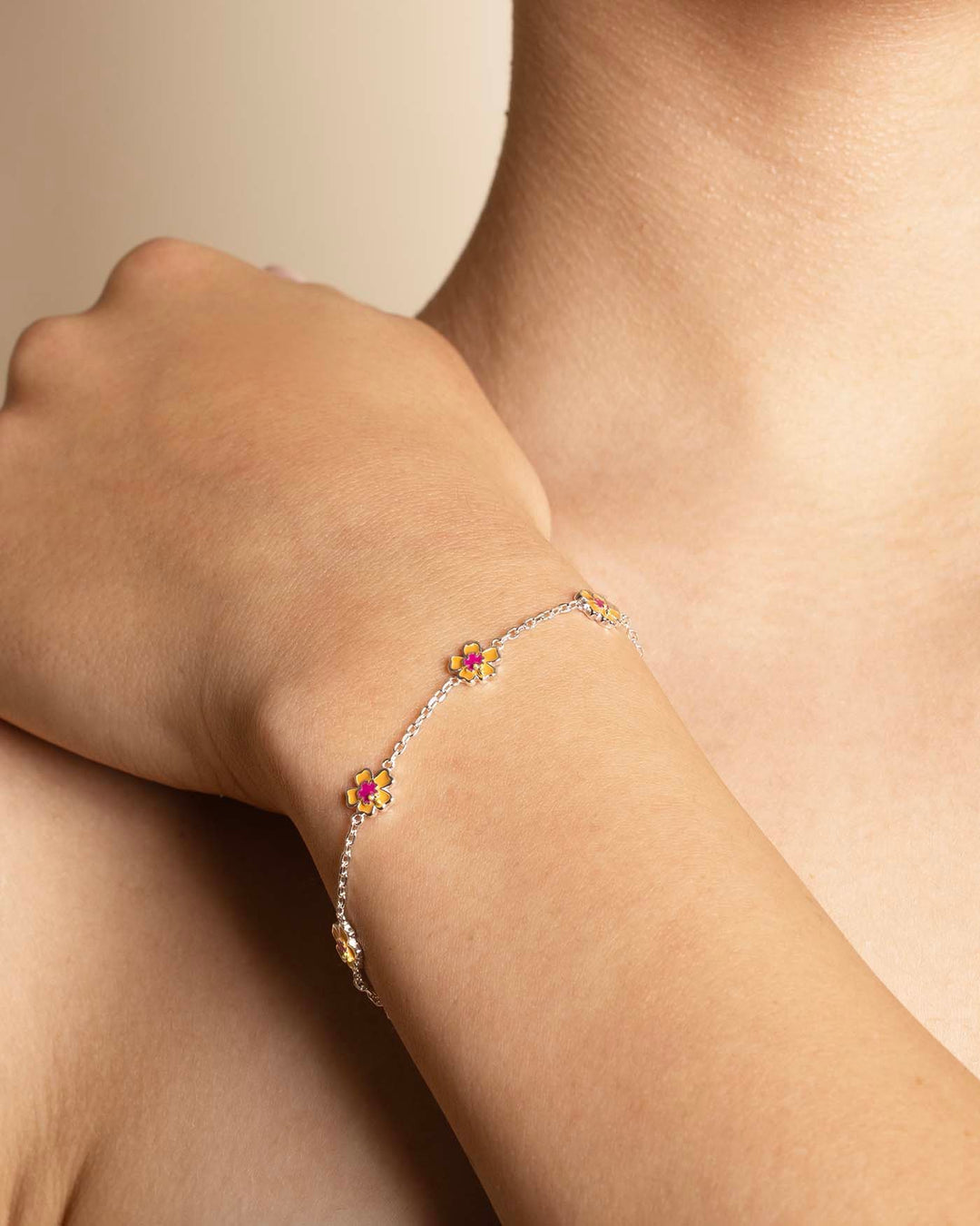 close up del bracciale ibisco argento indossato