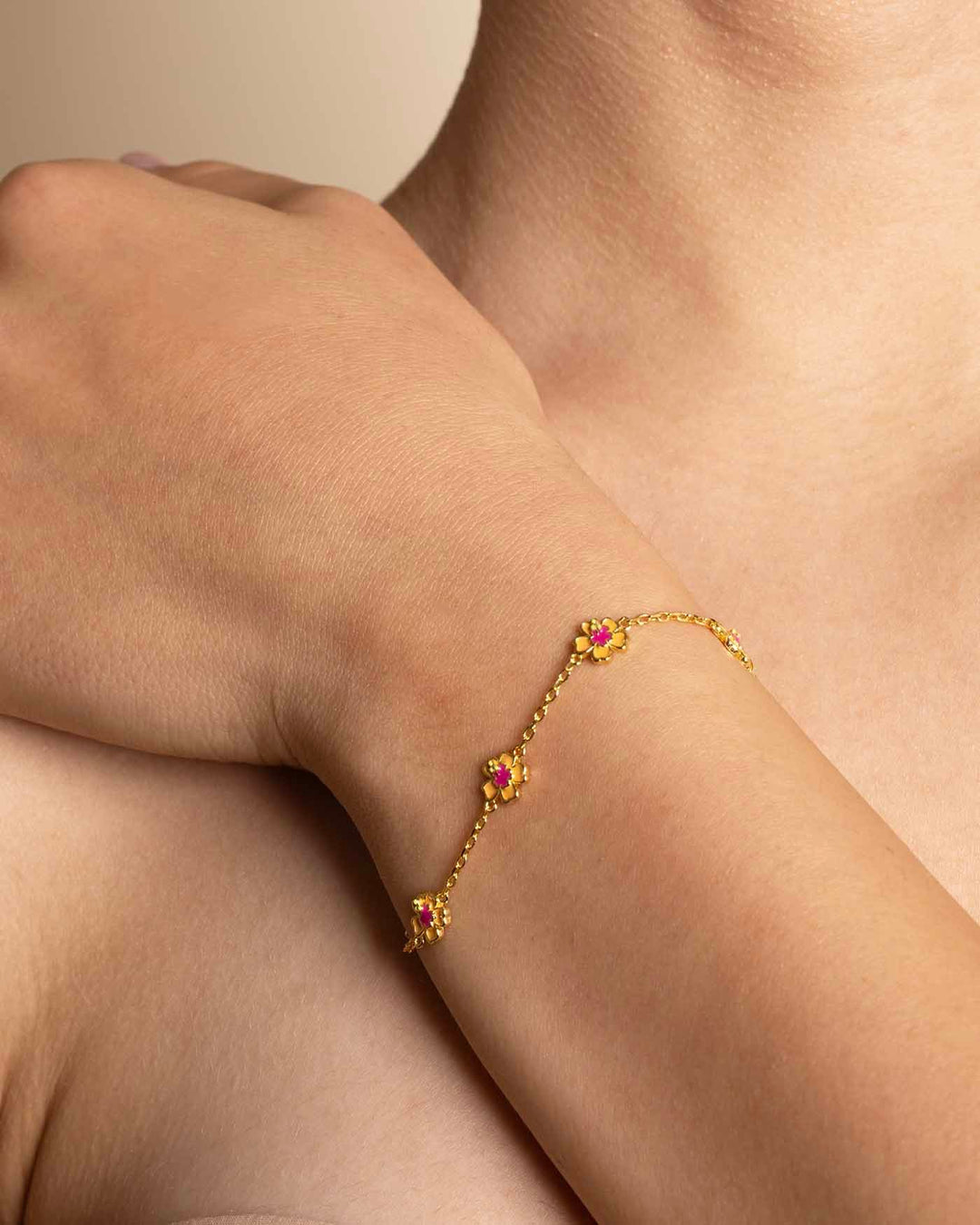 close up del bracciale ibisco placcato oro indossato