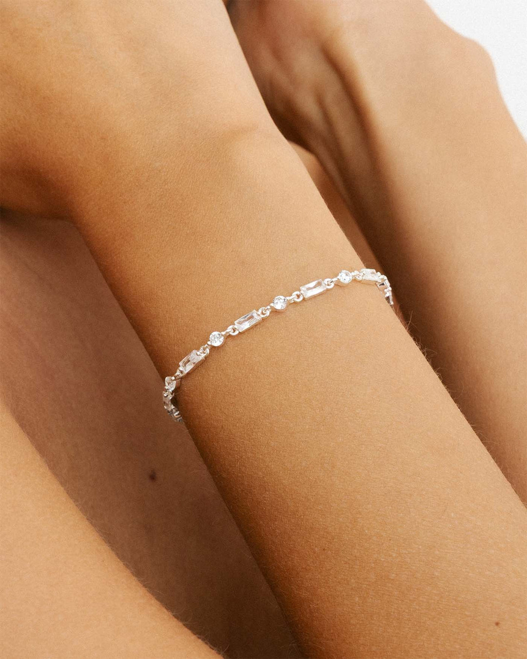 close up del bracciale imperial argento indossato