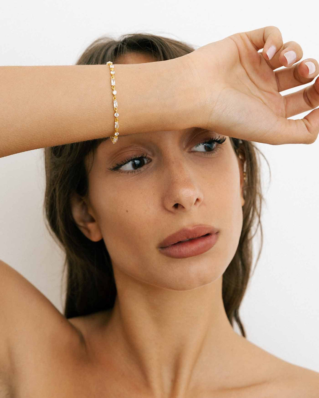 bracciale imperial placcato oro indossato su modella