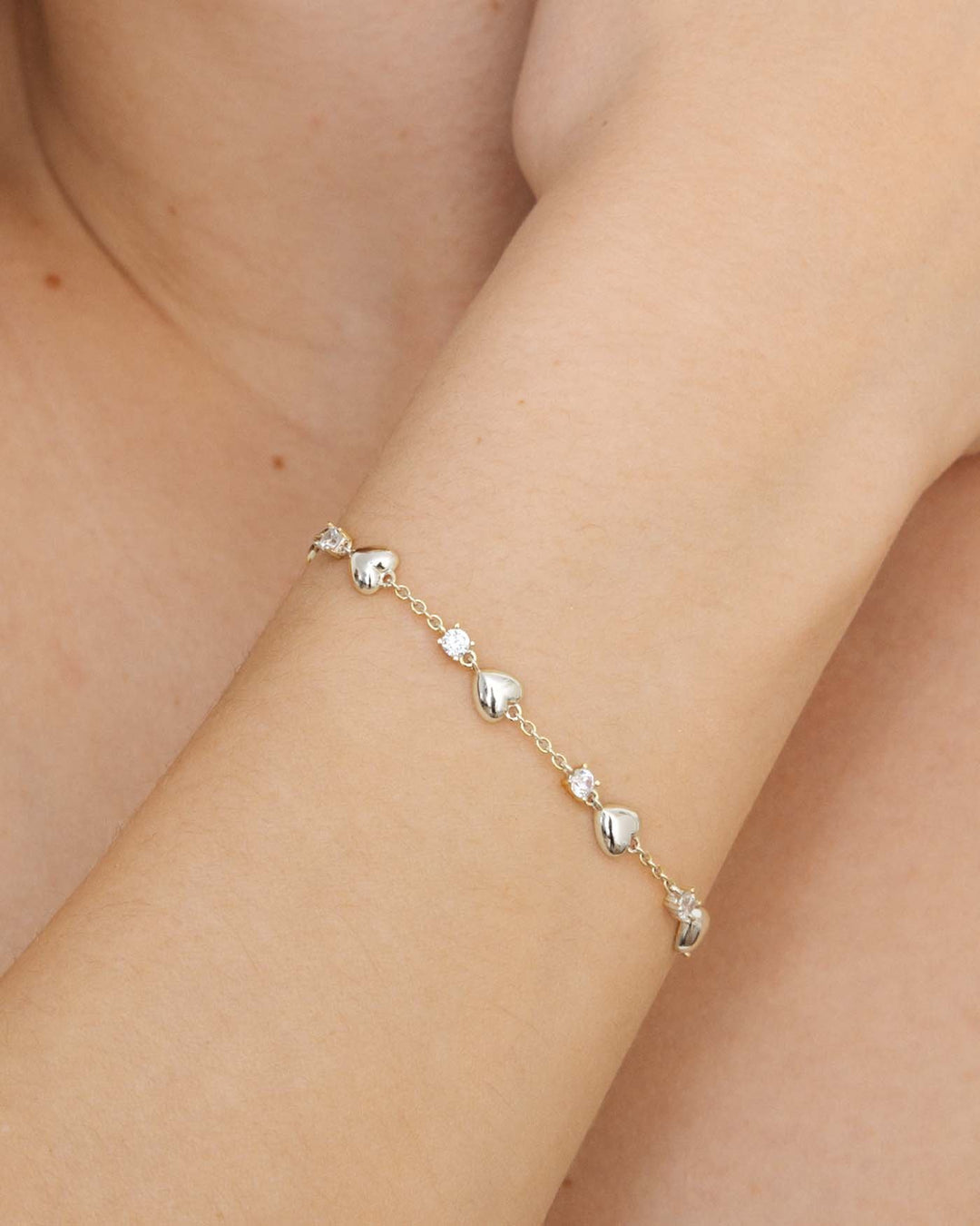 close up del bracciale laila argento indossato