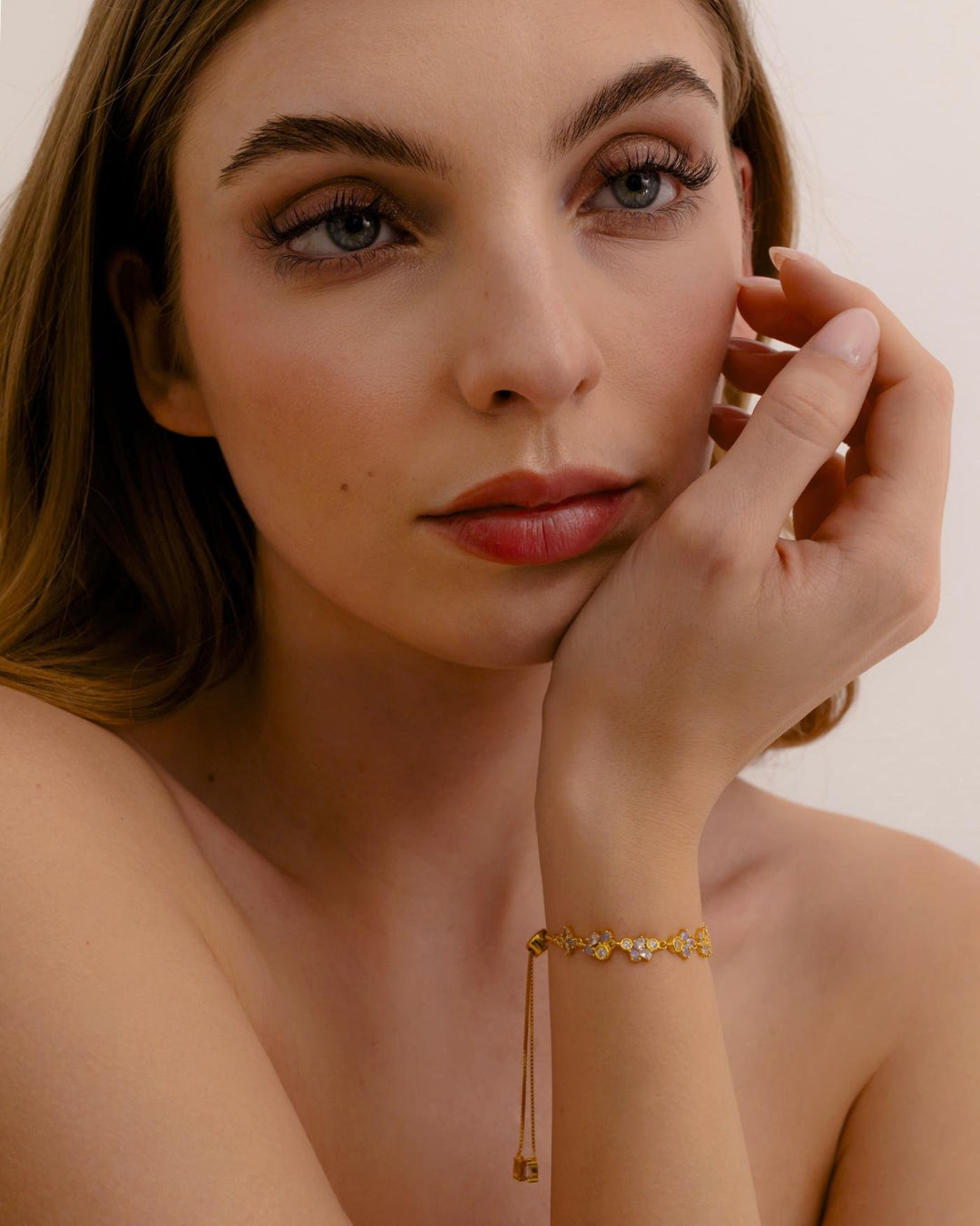 modella indossa bracciale lavanda