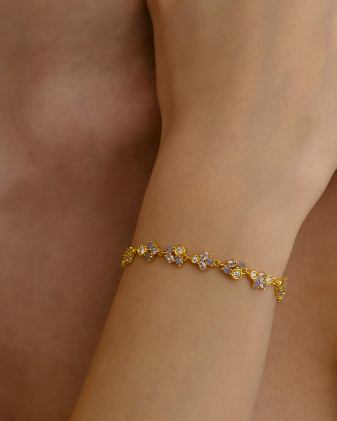 close up indossato bracciale lavanda