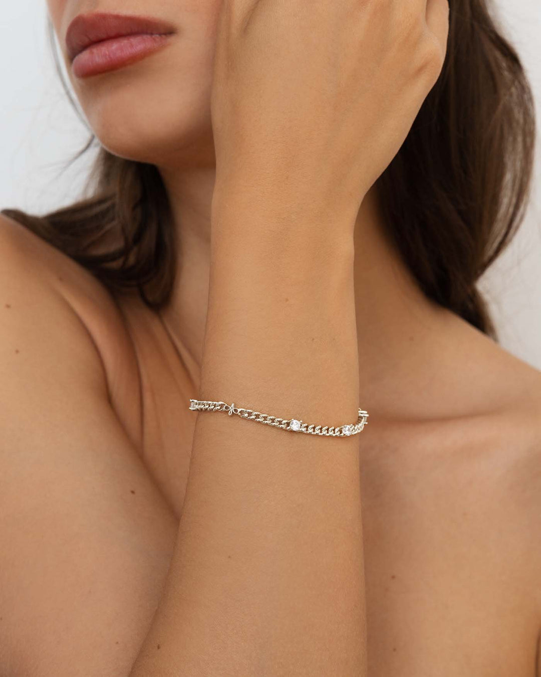 bracciale light argento indossato su modella