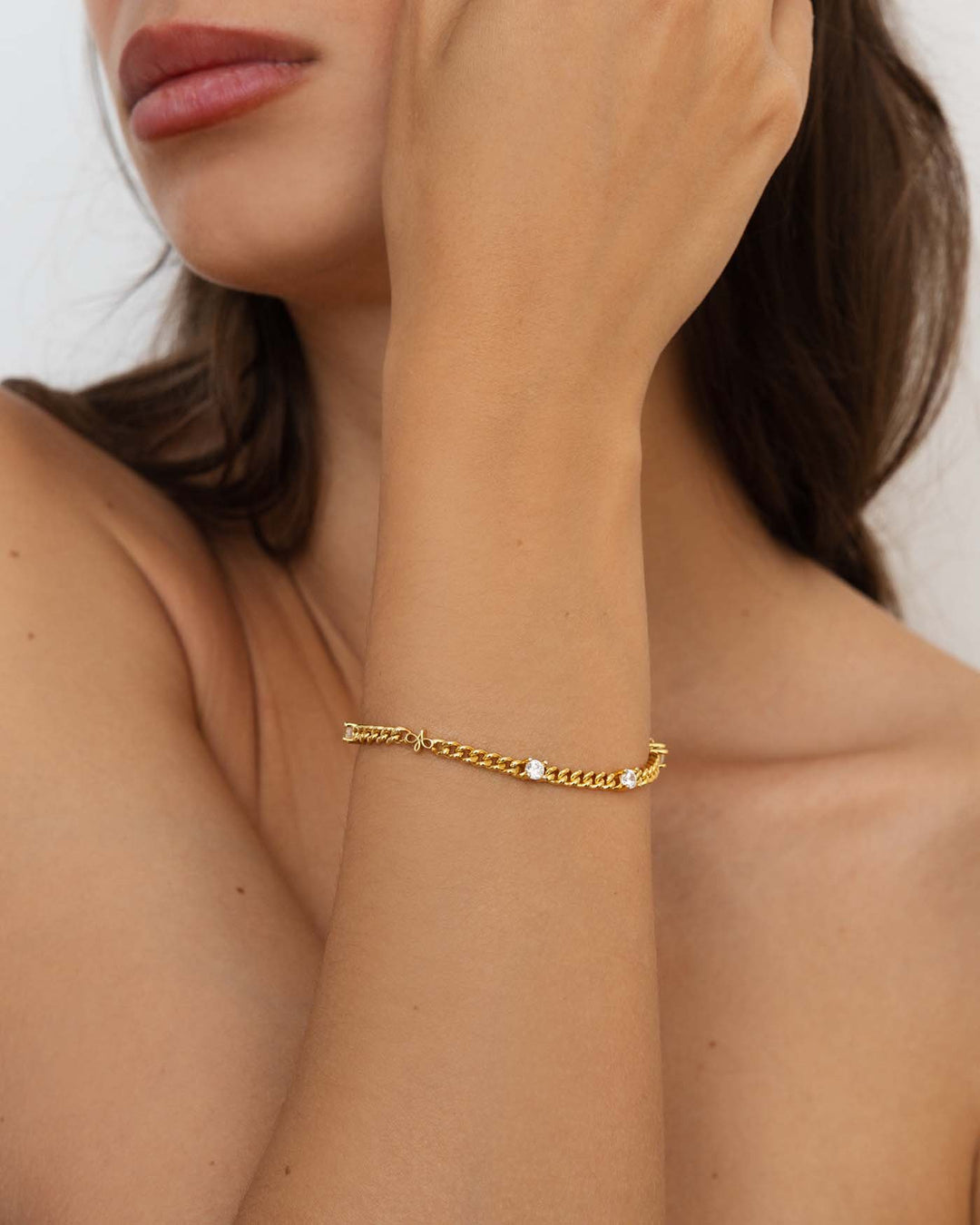 bracciale light placcato oro indossato su modella