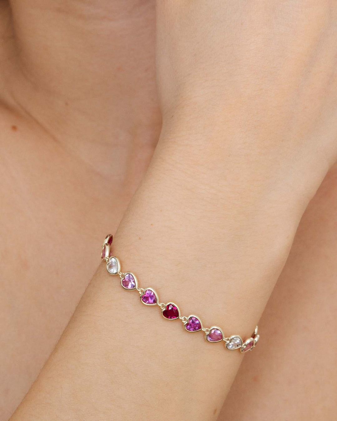 close up del bracciale lover argento indossato