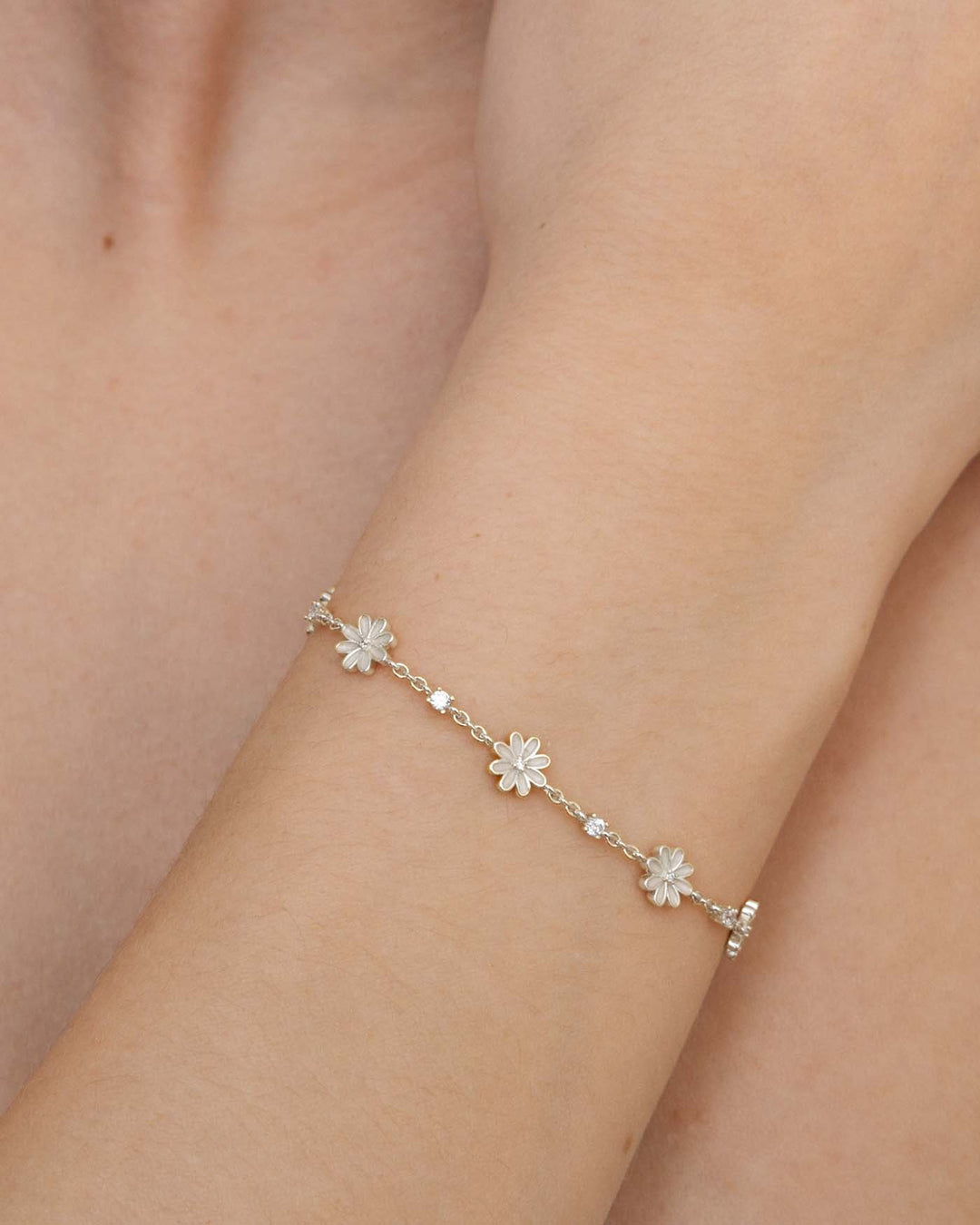 close up del bracciale marjorie argento indossato