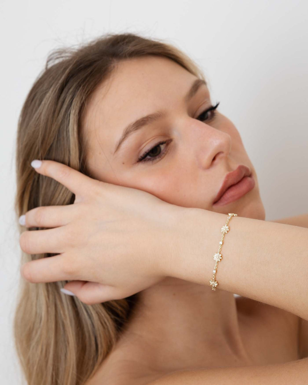 bracciale marjorie argento indossato su modella