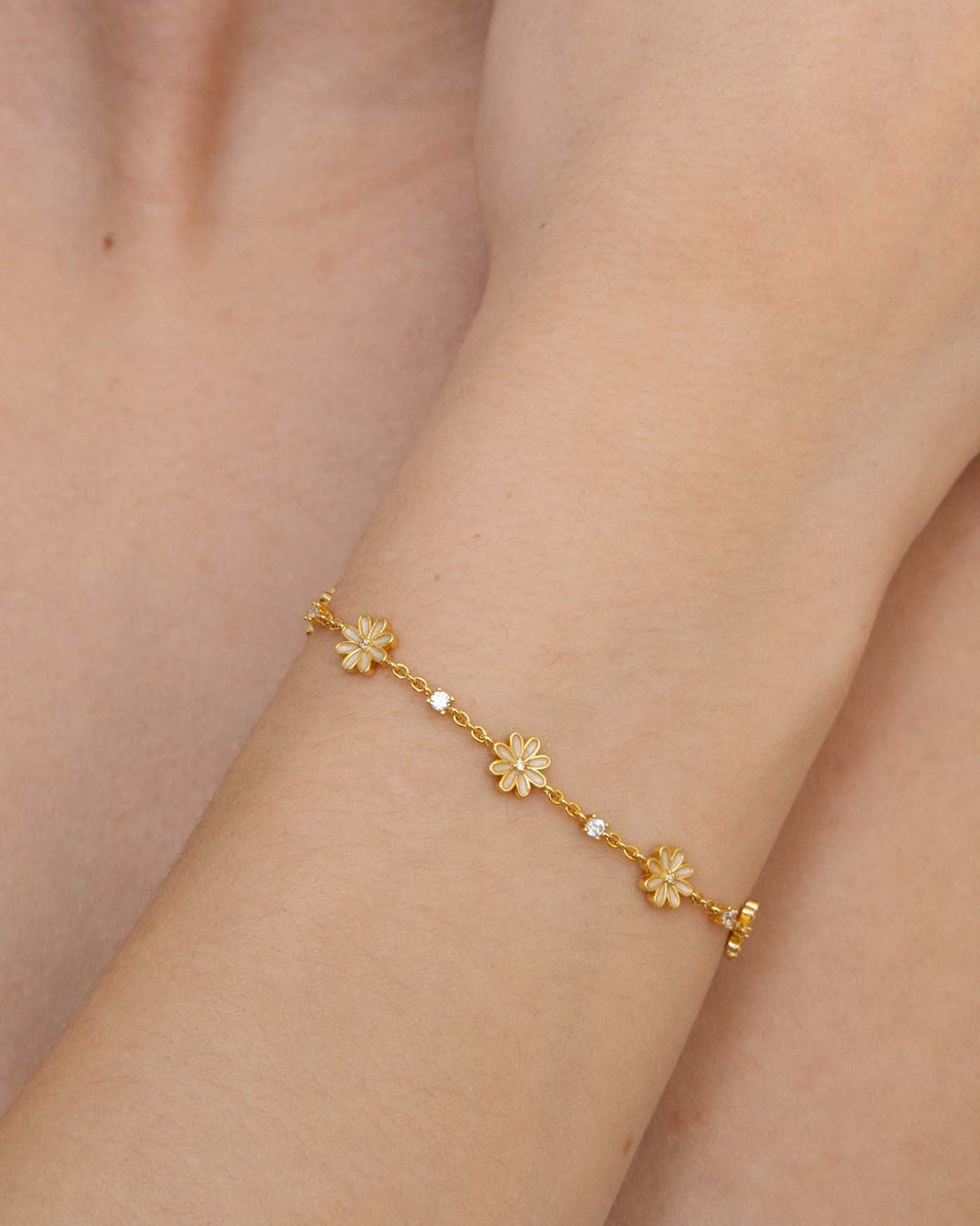 close up del bracciale marjorie placcato oro indossato