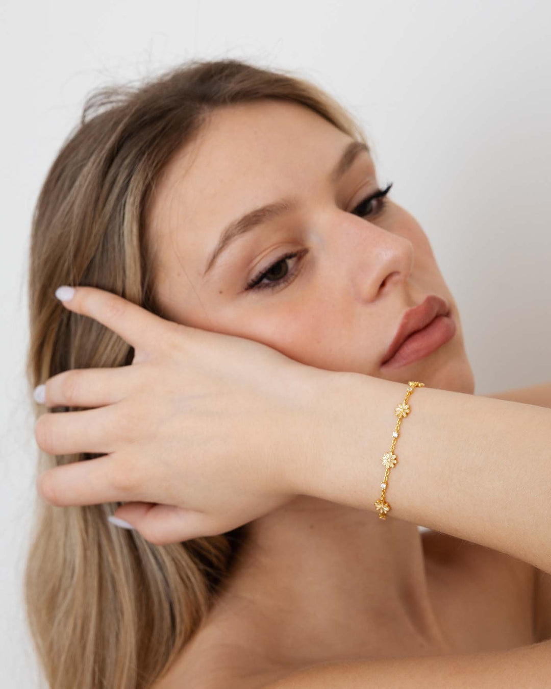 bracciale marjorie placcato oro indossato su modella