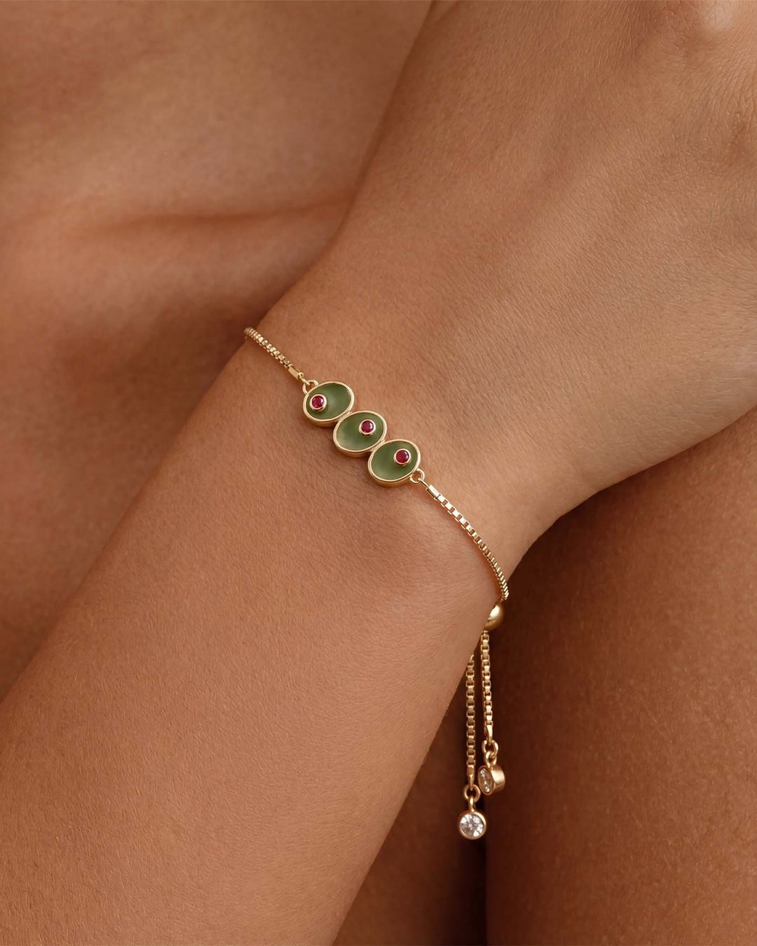 close up indossato bracciale olivette