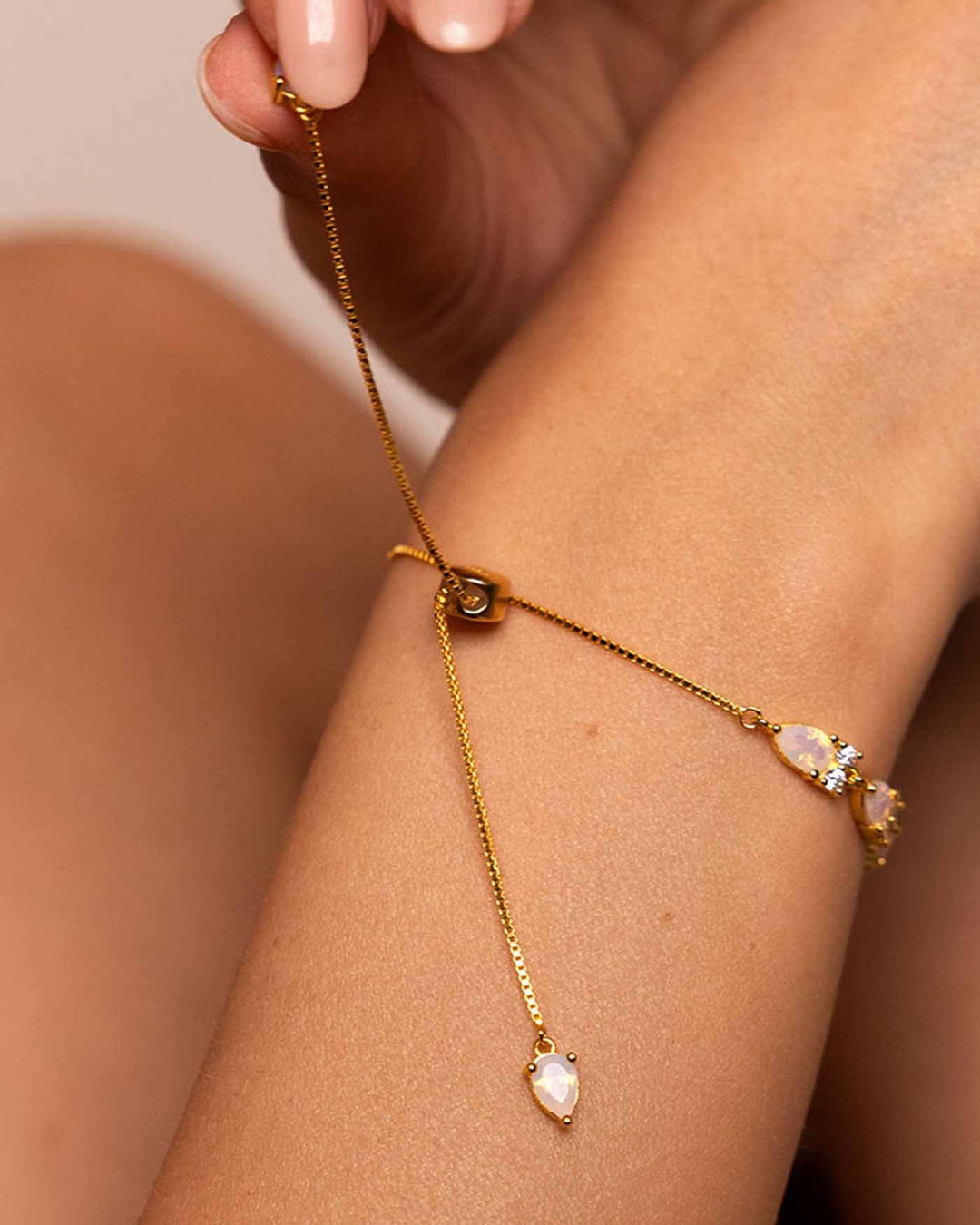 dettaglio del bracciale petals placcato oro