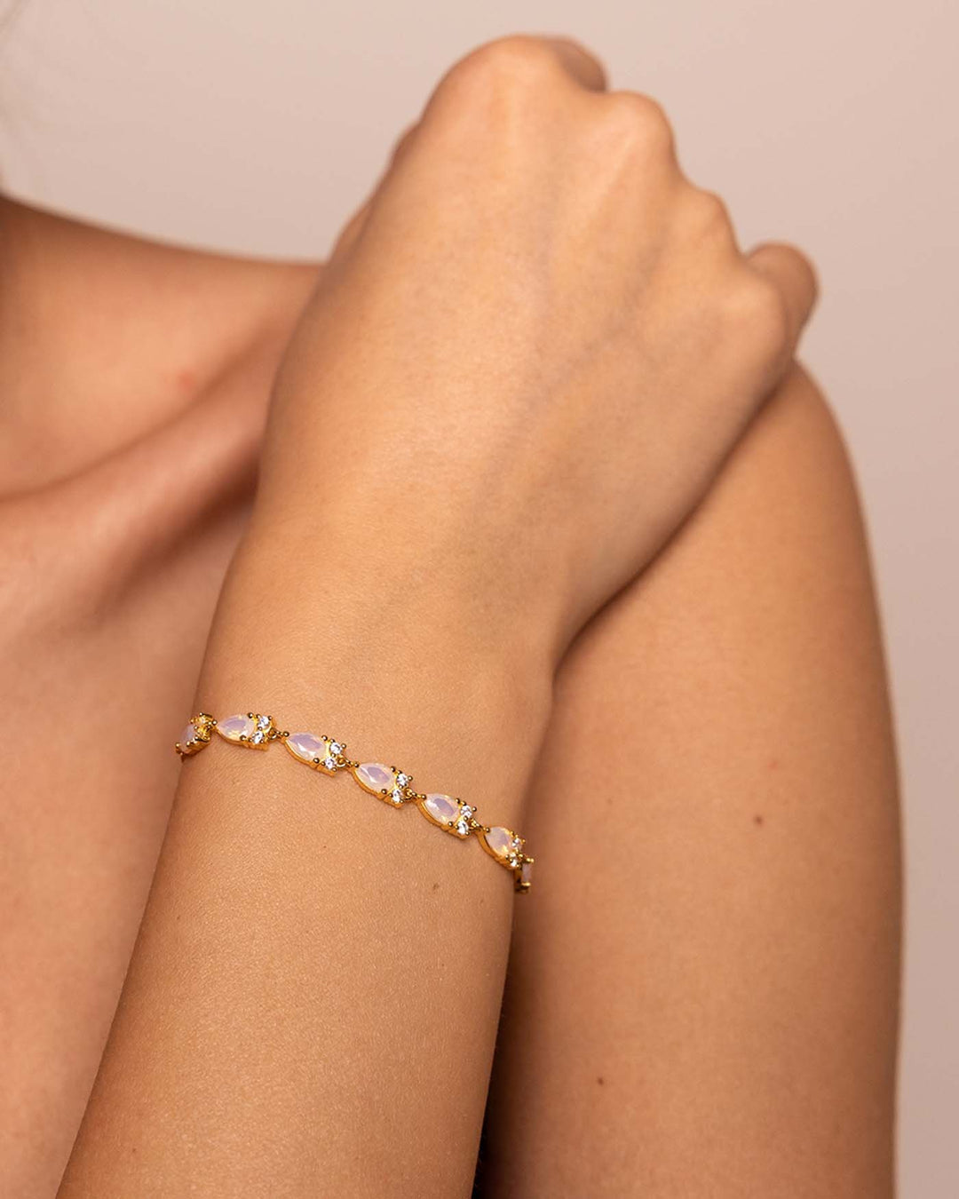 close up del bracciale petals placcato oro indossato