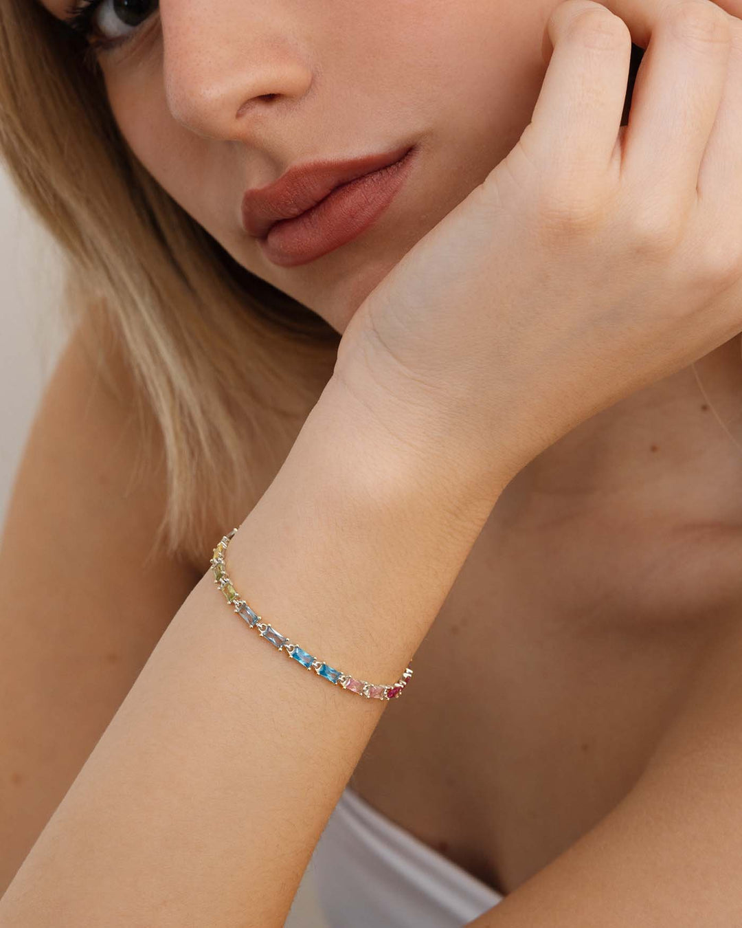 bracciale rainbow argento indossato su modella