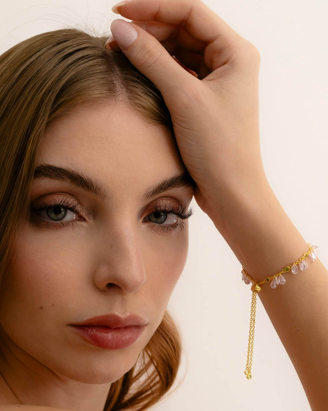 modella indossa bracciale rosè