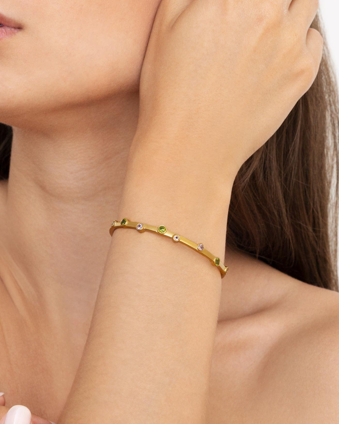 close up del bracciale safari placcato oro indossato